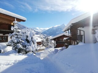 MOAEBEN Alpbach. Verschneiter Dorfblick