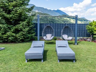 Pension Pirhofer - Gartenbereich/Hängesessel