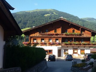 Moaeben Alpbach. Aussenansicht im Sommer
