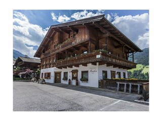Moaeben Alpbach Aussenansicht Frühjahr