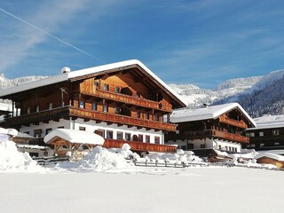 Moaeben Alpbach. Hausansicht mit Schatzbergblick