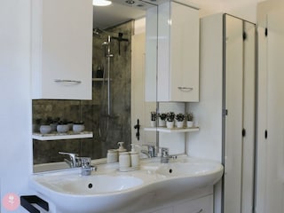 Ferienwohnung-Rosa-Muenster-Alpbachtal-Badezimmer-
