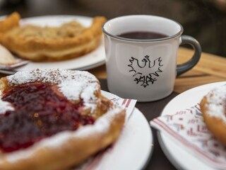 zeitglueck, Tiroler Kiachl und Glühwein_Tirol Werb