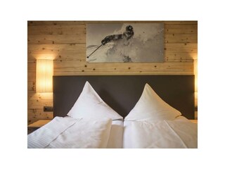 Doppelbett mit Bild