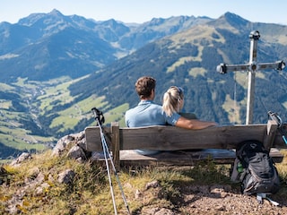 Wanderung Hochstrickl Alpbach Gipfel Paar Rastbank