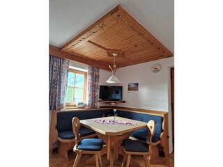 Haus Frei-Nagele_Alpbachtal_Essecke mit TV