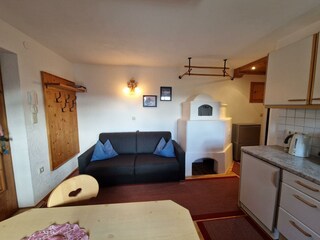 Haus Frei-Nagele_Alpbachtal_Sofa in der Wohnküche