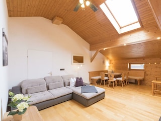 Apartment superieur Wohnzimmer mit Pelletsofen