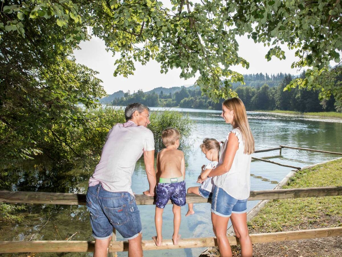 Familie-beim-Baden-im-Reintalersee_Alpbachtal-Tour