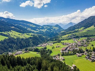 Ausblick vom Bergwald ins Alpbachtal