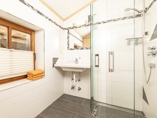 Badezimmer_Fewo 6_Alpbachtal_Tramberger