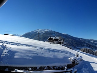 Ausblick im Winter vom Bergwald ins Dorf