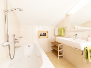 2_badezimmer_alpbach_bergwald_app_6_moos