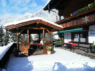Terrasse im Winter im Bergwald