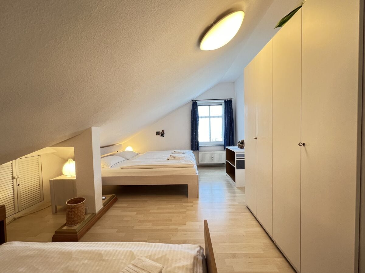 inklusive großem Kleiderschrank