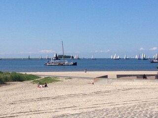 Strand am IJsselmeer Lemmer mit Surfschule im Sommer