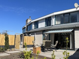 Terrasse am Haus mit Markise