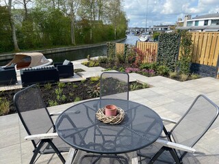 Esstisch fuer gemuetliches Fruehstueck am Wasser