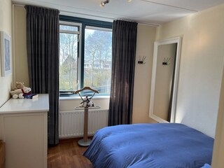 Schlafzimmer mit 140 breites Bett