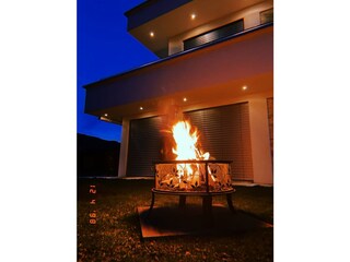 Feuerstelle vorm Haus