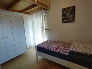 Schrank im Einzelbettzimmer