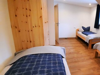 Dreibettzimmer mit Schrank