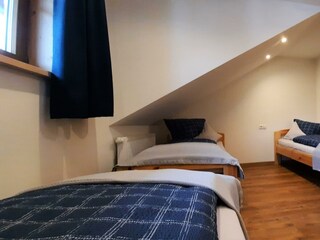 Dreibettzimmer mit Schräge