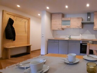 Blick in die Küche und Esstisch