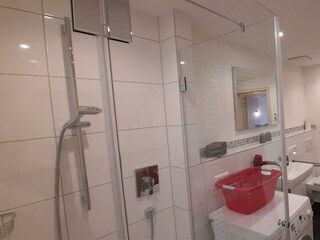 Bad mit Blick ins WC