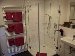 Badezimmer mit Dusche
