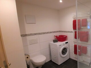 Badezimmer mit Waschmaschine