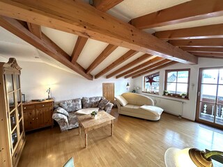 Wohnzimmer mit Balkon