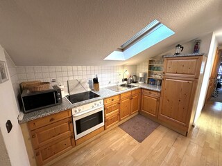 Küche mit Mikrowelle & Backofen