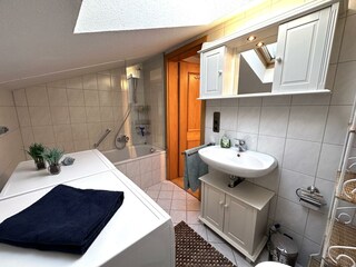 Badezimmer mit Badewanne