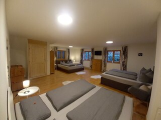 Schlafzimmer Souterrain mit 3 Doppelbetten