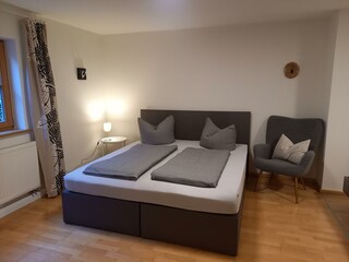 Eines von 3 Boxspringbetten Souterrain