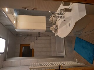 Bad mit Dusche Untergeschoß