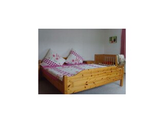 Schlafzimmer mit Kinderbett