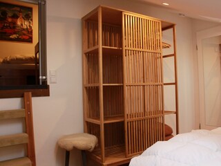 Schlafzimmer mit Aufgang in das nächste Zimmer