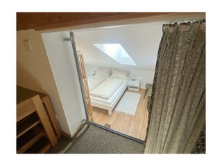 Blick vom Kinderzimmer zum Schlafzimmer