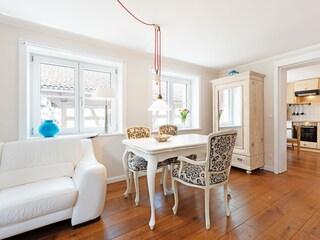 Wohnbereich mit Esstisch, Couch und Kleiderschrank