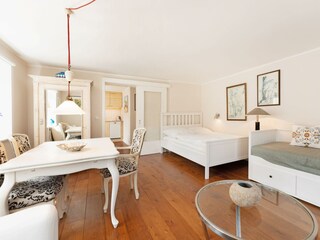 Wohn-/Schlafraum mit Doppelbett und Sofabett