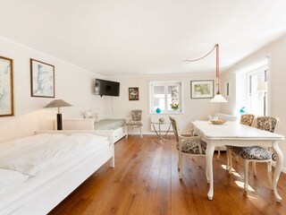 Wohn-/Schlafraum vom Eingang aus gesehen