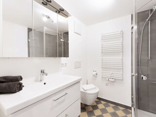 Bad mit Dusche und Toilette