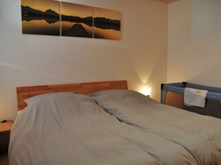 Schlafzimmer mit Kinderbett