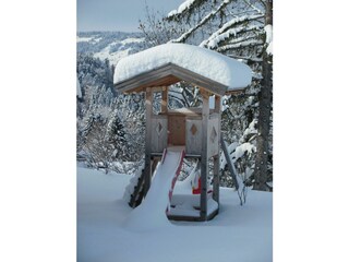 Spielhaus im Winter