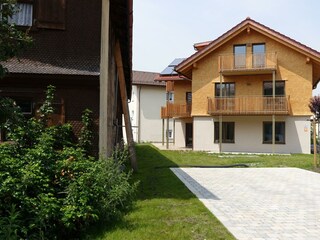 Außenansicht-Chalet-Marienbrunnen-Parkplatz