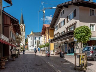 Außenansicht mit Kirche