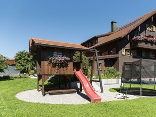 Spielhaus und Trampolin