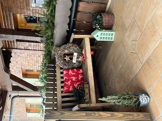 Weihnachtsdeko vor dem Hauseingang